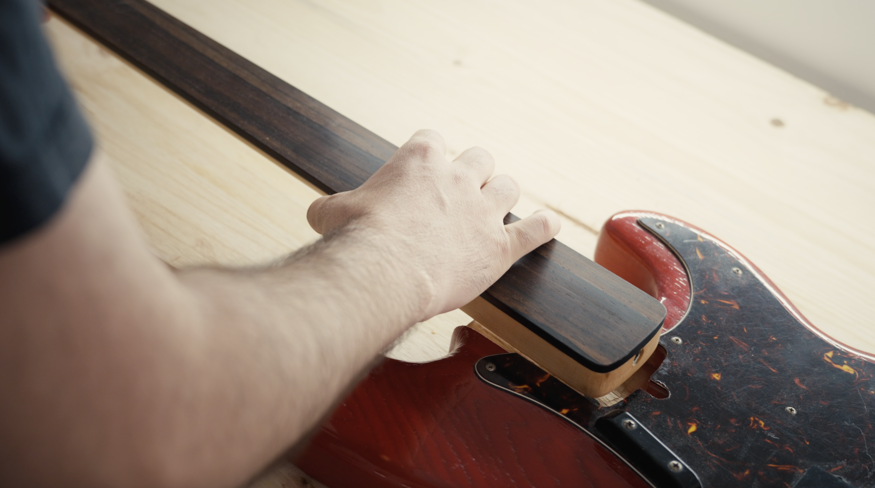 Geste technique de lutherie en atelier