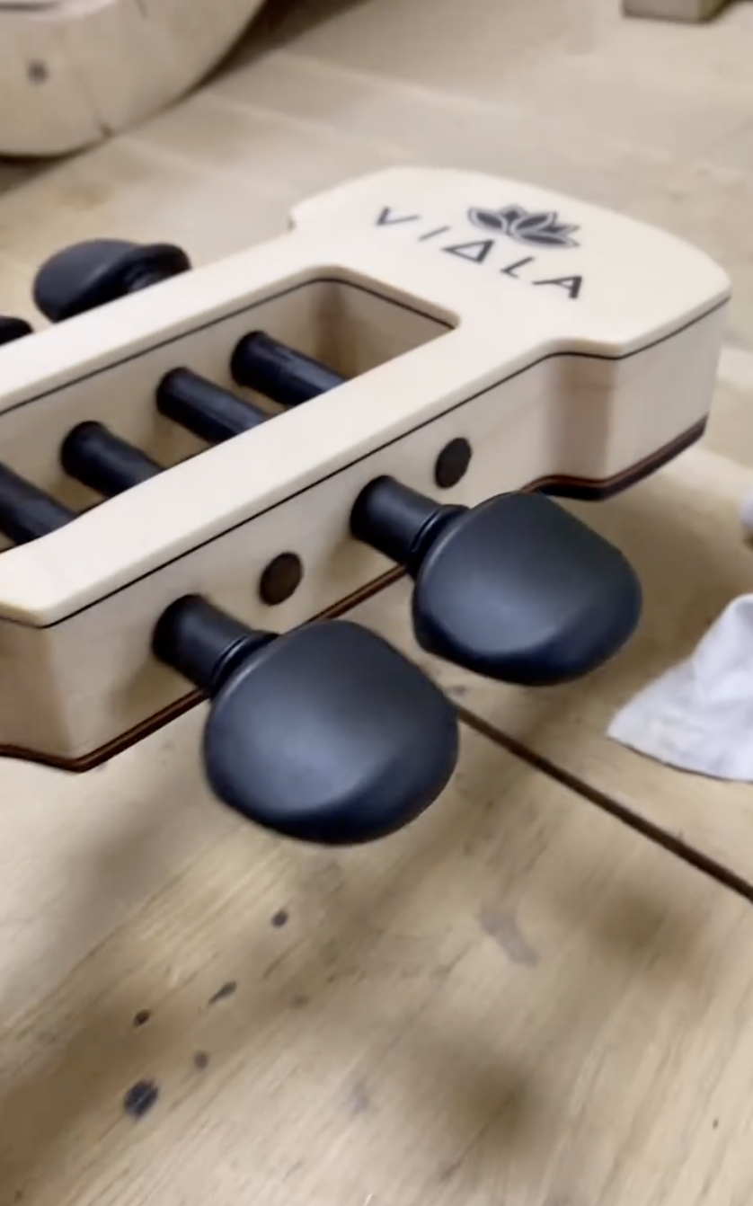 Tête de basse acoustique sur mesure avec logo Viala Corp
